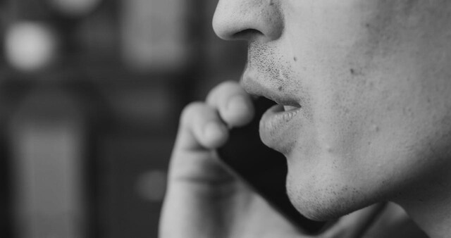 &ldquo;Persona parlant per telèfon&rdquo;