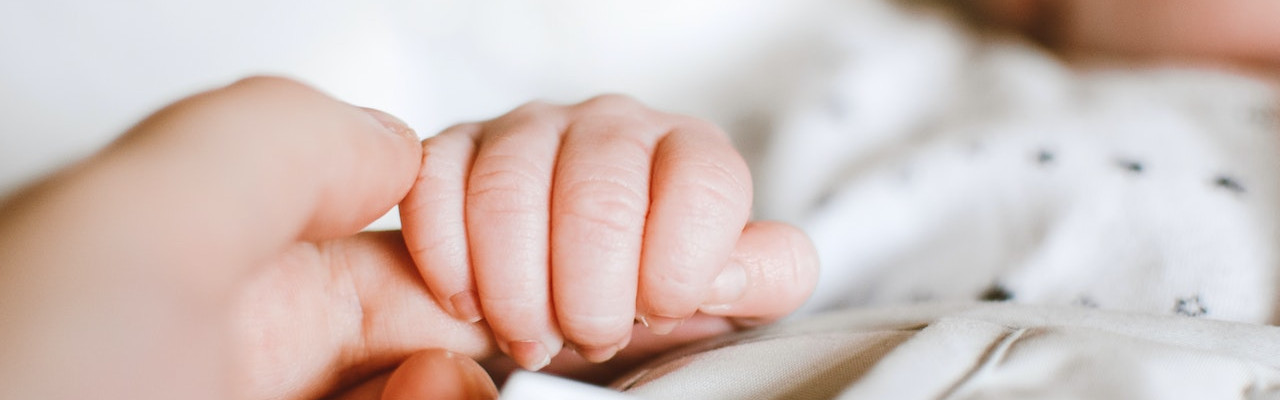 Primer pla de la maneta d’un bebè acabat de néixer